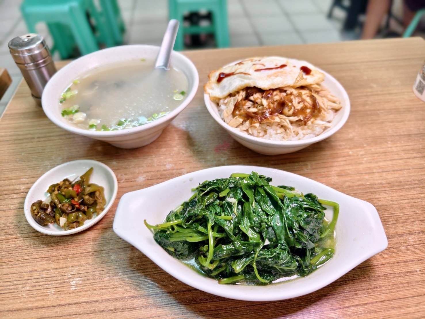 延伸閱讀：[花蓮小吃]德安雞肉飯-必點滷白菜、鮮蚵湯，再來碗雞肉飯加片爌肉 一天活力用不完! 德安雞肉飯菜單