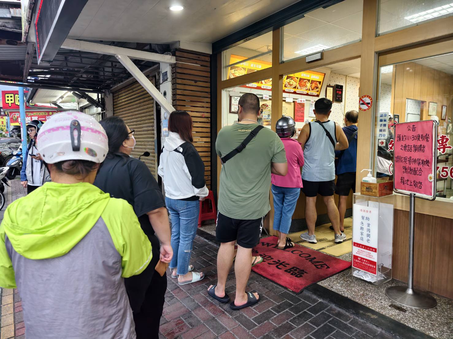 今日熱門文章：[花蓮吉安美食]花蓮賴記池上便當-開業30年排隊神長的便當店，酥脆外皮燙口有肉汁的香酥雞腿，晚來就買不到啦，花蓮便當推薦