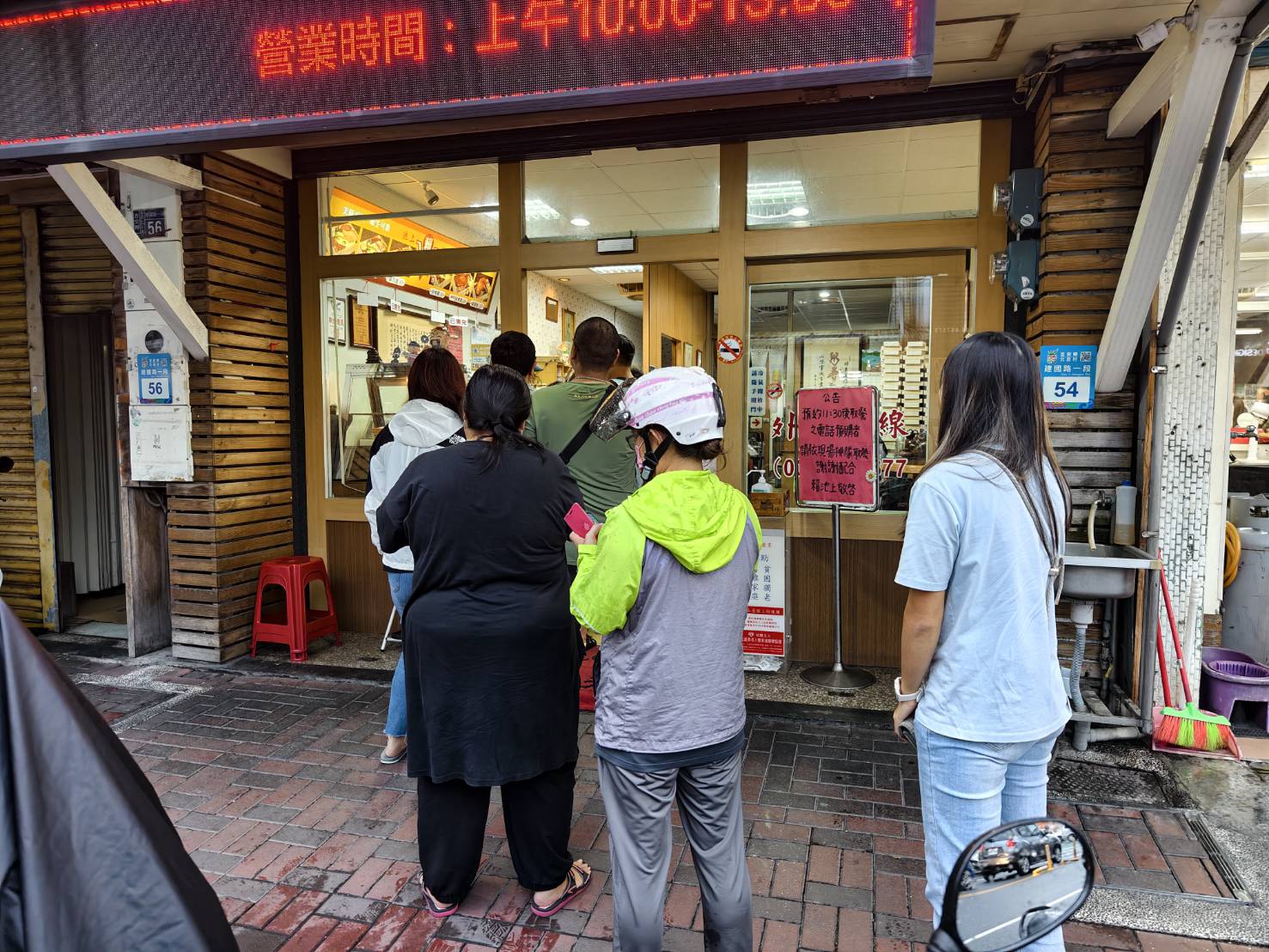 [花蓮吉安美食]花蓮賴記池上便當-開業30年排隊神長的便當店，酥脆外皮燙口有肉汁的香酥雞腿，晚來就買不到啦，花蓮便當推薦