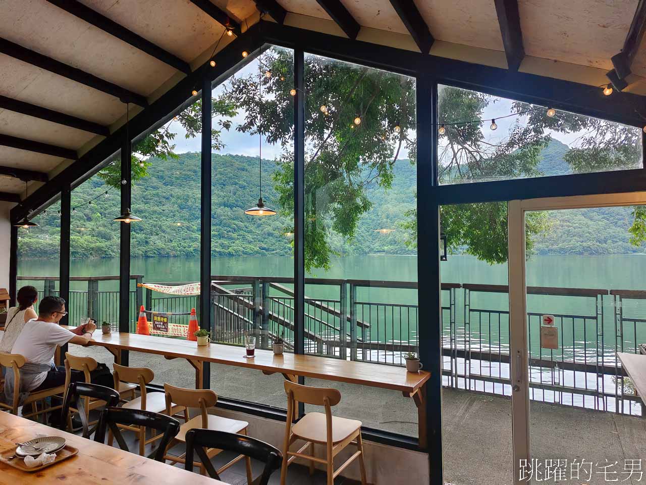 [花蓮鯉魚潭咖啡廳]黑屋cafe-湖景第一排花蓮咖啡廳，玻璃屋享受靜謐悠閒