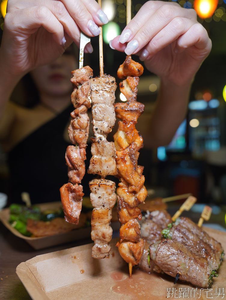 [劍潭站美食]買串燒烤專賣-士林夜市串燒烤麻糬、焦糖鳳梨完全打中少女心，內用空間超涼就在豪大大雞排旁