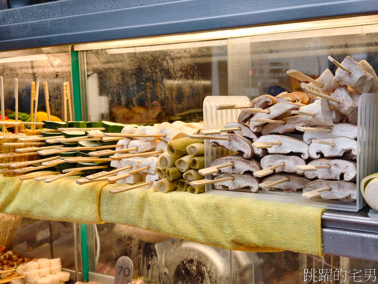 [劍潭站美食]買串燒烤專賣-士林夜市串燒烤麻糬、焦糖鳳梨完全打中少女心，內用空間超涼就在豪大大雞排旁