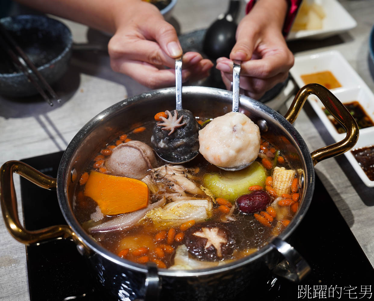 [桃園南崁美食]大明星頂流涮涮鍋-根本私人招待所等級，漁港直送活海鮮，日本A5和牛活龍蝦，還有專人剝螃蟹，桃園火鍋