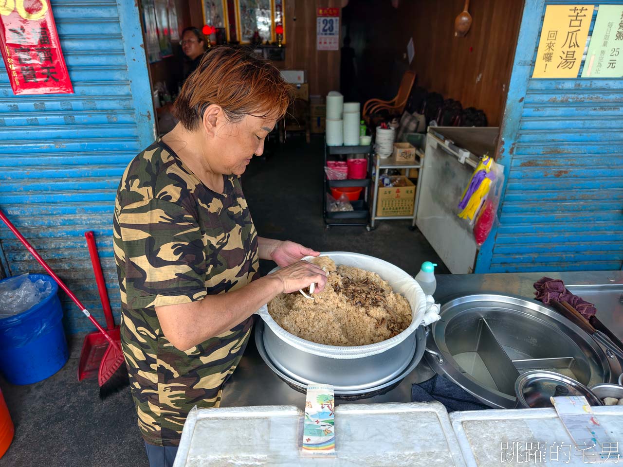 [花蓮新城美食]北埔無名米粉豬血湯-超便宜40年古早味每天在地人排隊，香菇油飯、炒麵、排骨粥25元，北埔美食 新城早餐，花蓮老店