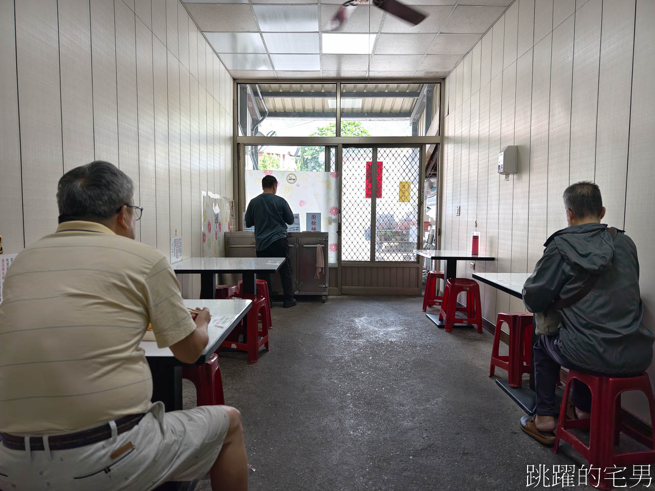 [花蓮新城美食]北埔無名米粉豬血湯-超便宜40年古早味每天在地人排隊，香菇油飯、炒麵、排骨粥25元，北埔美食 新城早餐，花蓮老店