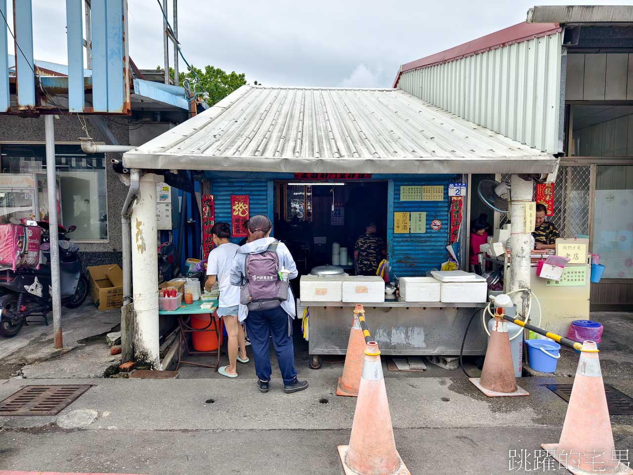 [花蓮新城美食]北埔無名米粉豬血湯-超便宜40年古早味每天在地人排隊，香菇油飯、炒麵、排骨粥25元，北埔美食 新城早餐，花蓮老店