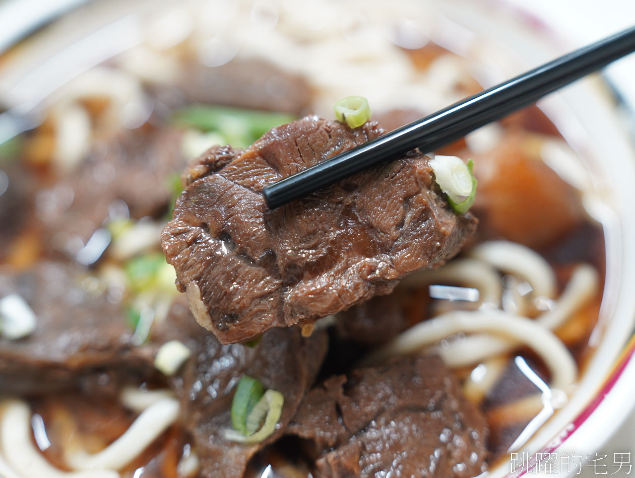 今日熱門文章：[西門町美食]小吳牛肉麵-24小時台北牛肉麵居然只要110元，辣牛油加下去才是完成體，旁邊就是建宏牛肉麵、富宏牛肉麵、老劉刀切牛肉麵