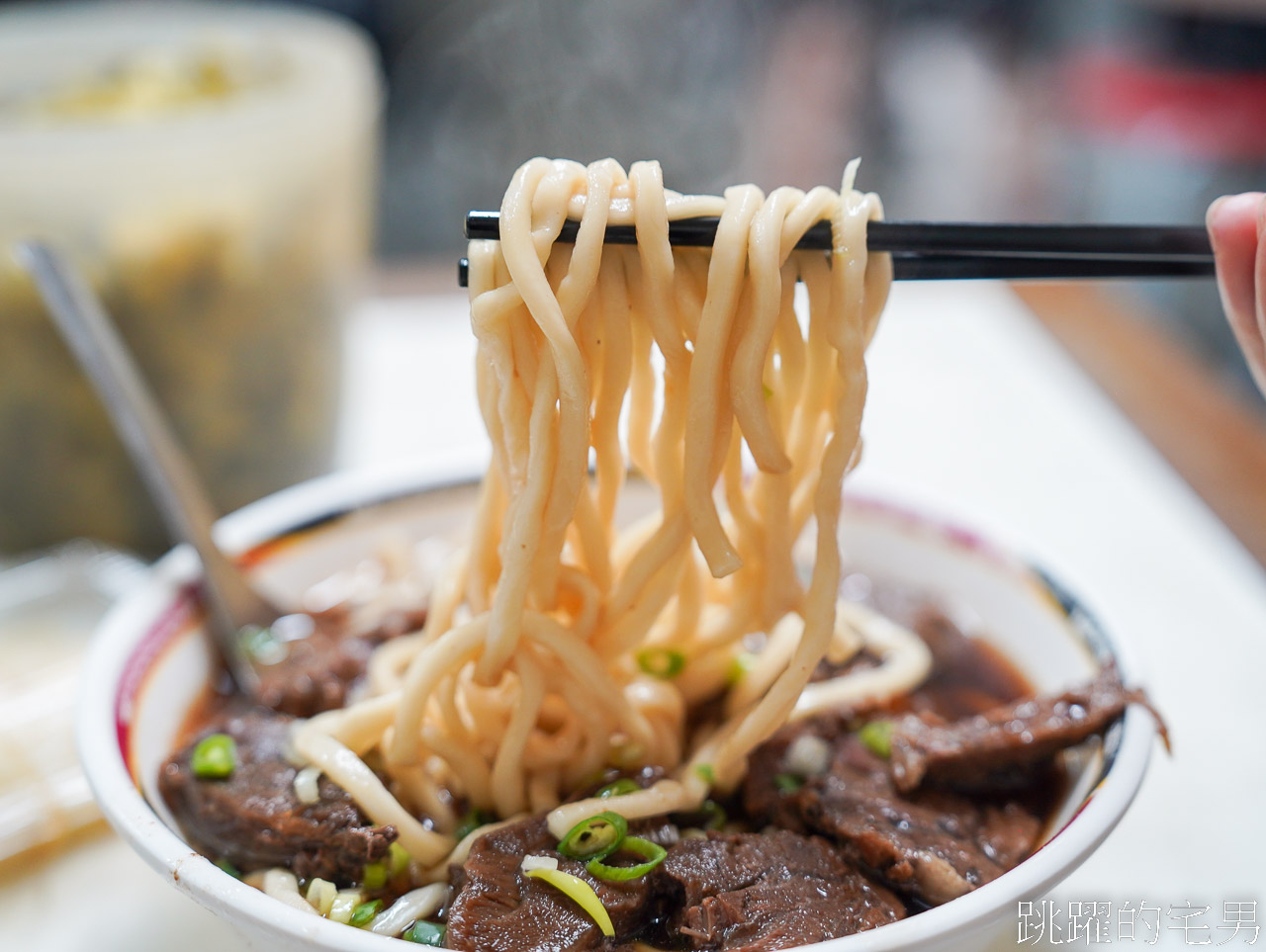 [西門町美食]小吳牛肉麵-24小時台北牛肉麵居然只要110元，辣牛油加下去才是完成體，旁邊就是建宏牛肉麵、富宏牛肉麵、老劉刀切牛肉麵