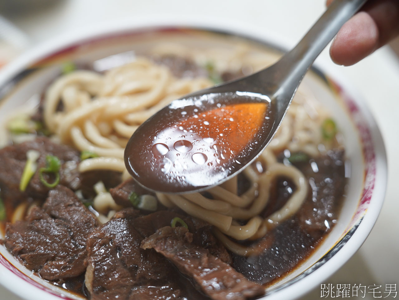 [西門町美食]小吳牛肉麵-24小時台北牛肉麵居然只要110元，辣牛油加下去才是完成體，旁邊就是建宏牛肉麵、富宏牛肉麵、老劉刀切牛肉麵