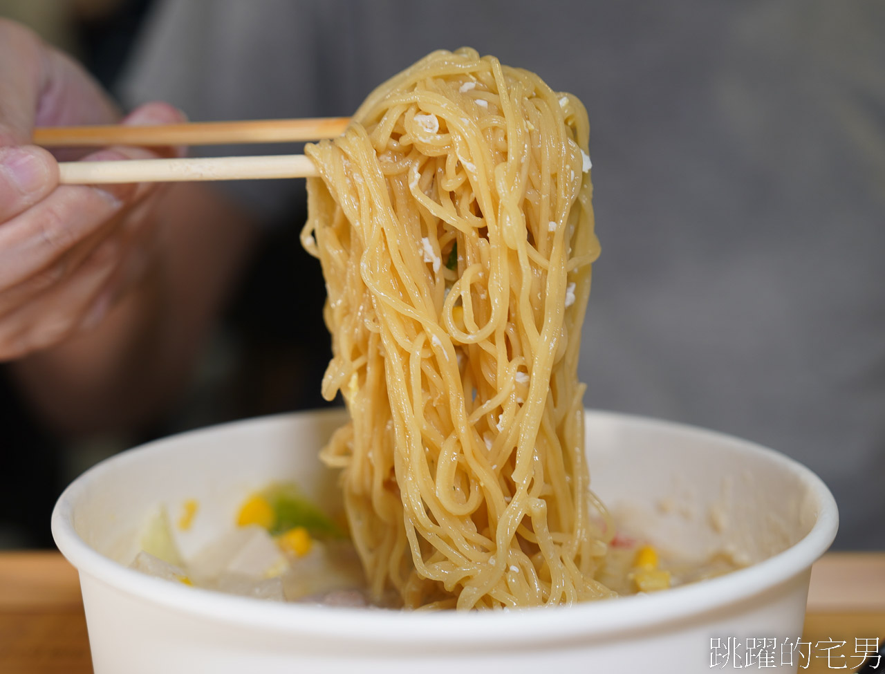 [花蓮美食]Ajussi阿啾西拉麵圖書館花蓮民國店-24h無人泡麵店，超過60種日韓東南亞泡麵，免費青菜加到滿