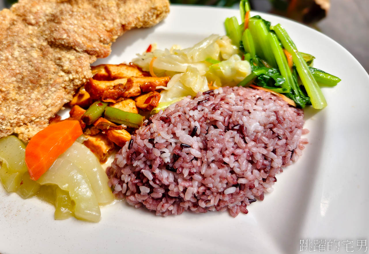 [花蓮美食]喜樂多食堂-超大雞排便當爽度100%，紫米飯跟配菜也好吃，花蓮開會便當，循環餐盒都有做