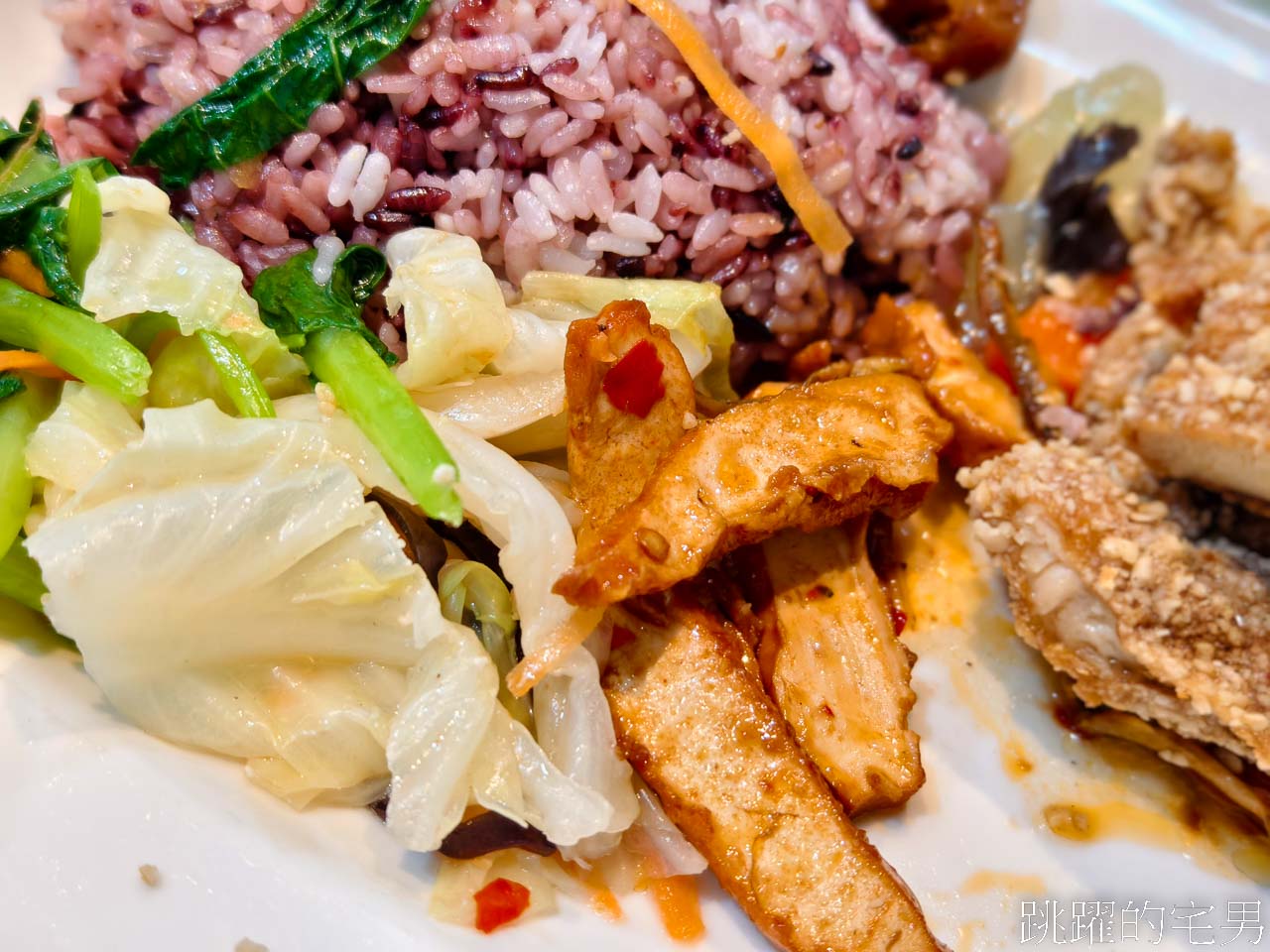 [花蓮美食]喜樂多食堂-超大雞排便當爽度100%，紫米飯跟配菜也好吃，花蓮開會便當，循環餐盒都有做