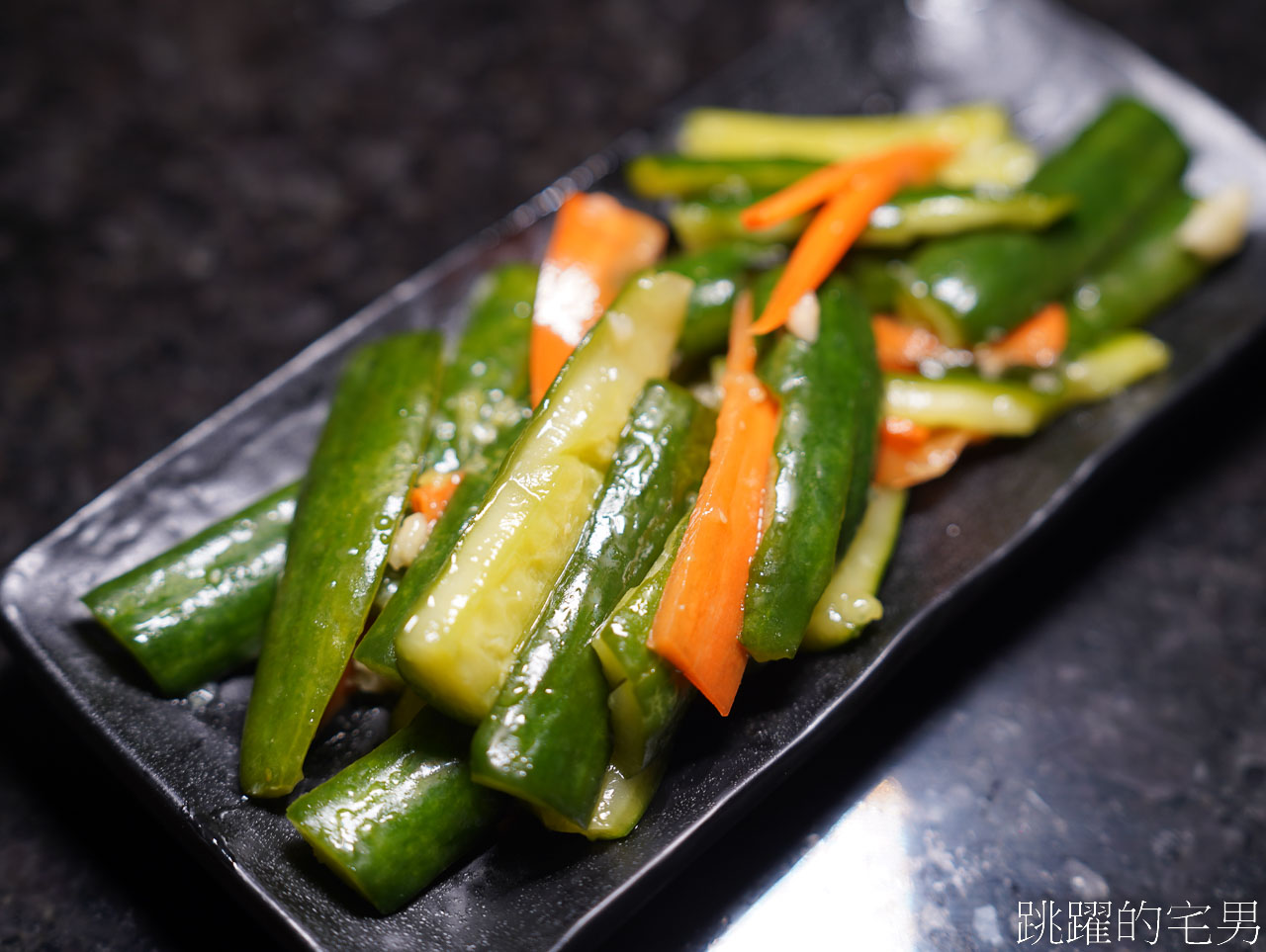 [花蓮酒吧]Life餐酒館-花蓮唱歌酒吧紅燒肉好吃到驚艷，居然還有鳳爪、烤台灣鯛，還開到早上，搭配海尼根生啤服用最美妙