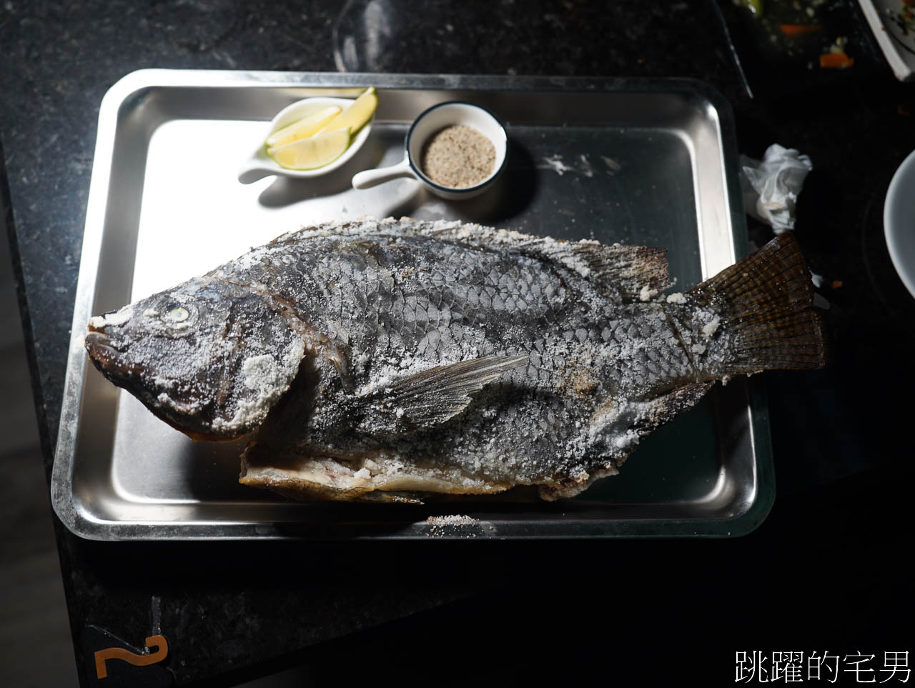 [花蓮酒吧]Life餐酒館-花蓮唱歌酒吧紅燒肉好吃到驚艷，居然還有鳳爪、烤台灣鯛，還開到早上，搭配海尼根生啤服用最美妙