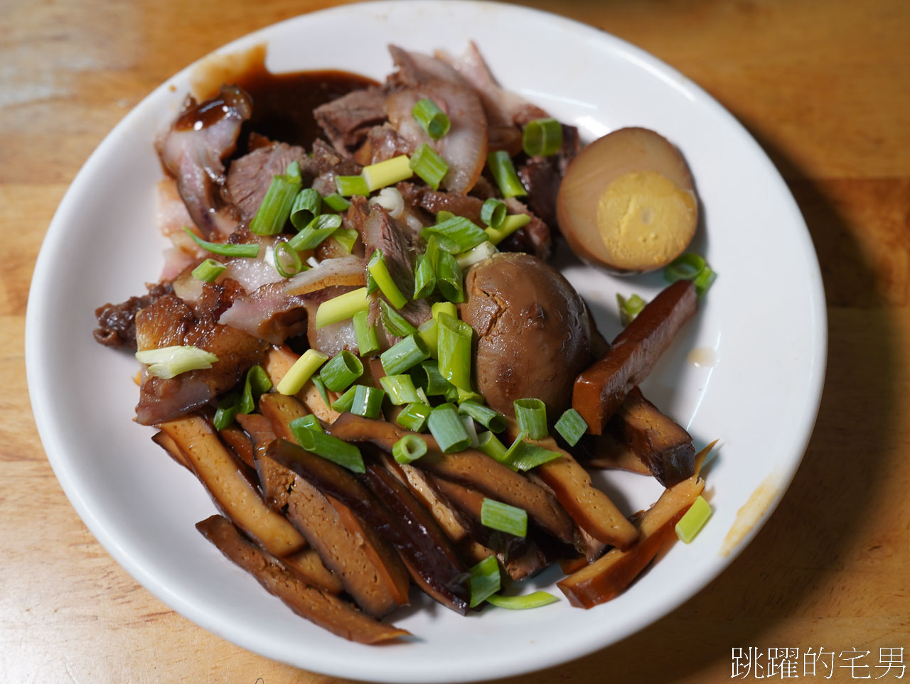 [花蓮美食]老古牛肉麵-千萬別點大碗! 稻田旁邊30年大份量牛肉麵多到吃不完，滷味超濃郁必吃，吉安美食