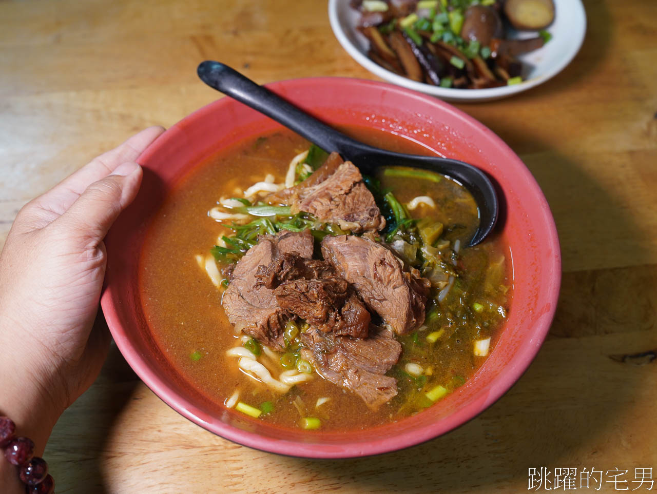 [花蓮美食]老古牛肉麵-千萬別點大碗! 稻田旁邊30年大份量牛肉麵多到吃不完，滷味超濃郁必吃，吉安美食