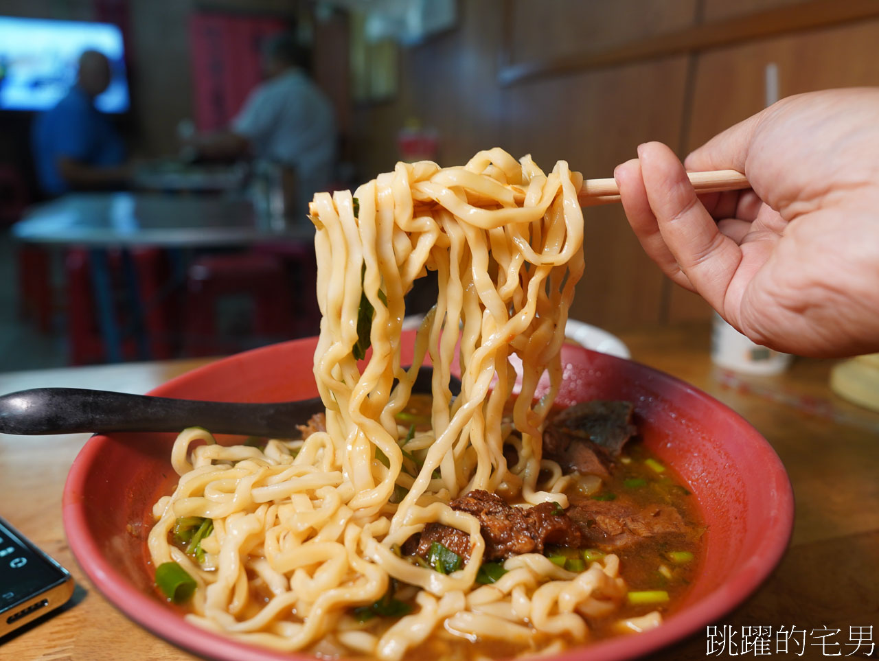 [花蓮美食]老古牛肉麵-千萬別點大碗! 稻田旁邊30年大份量牛肉麵多到吃不完，滷味超濃郁必吃，吉安美食