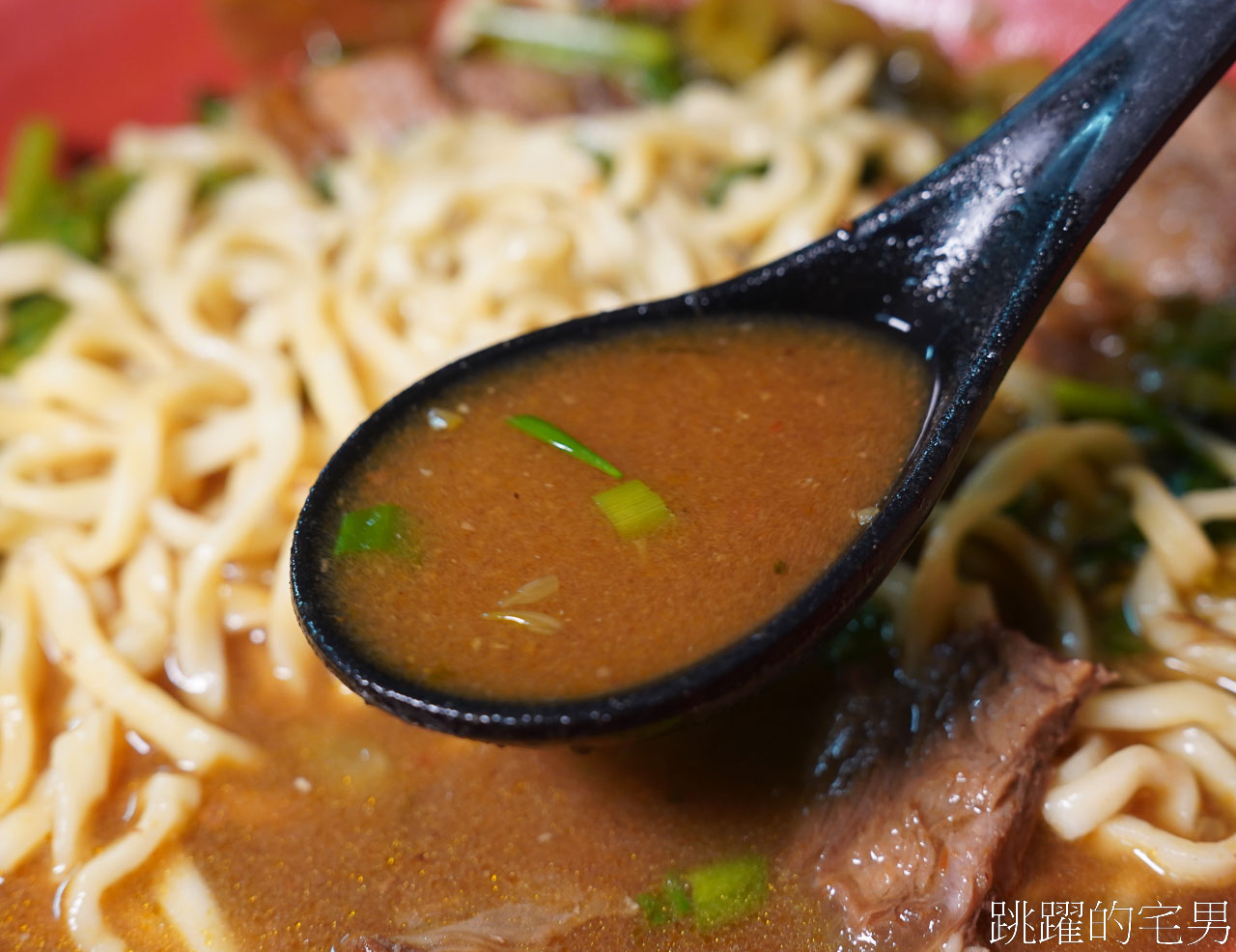 [花蓮美食]老古牛肉麵-千萬別點大碗! 稻田旁邊30年大份量牛肉麵多到吃不完，滷味超濃郁必吃，吉安美食