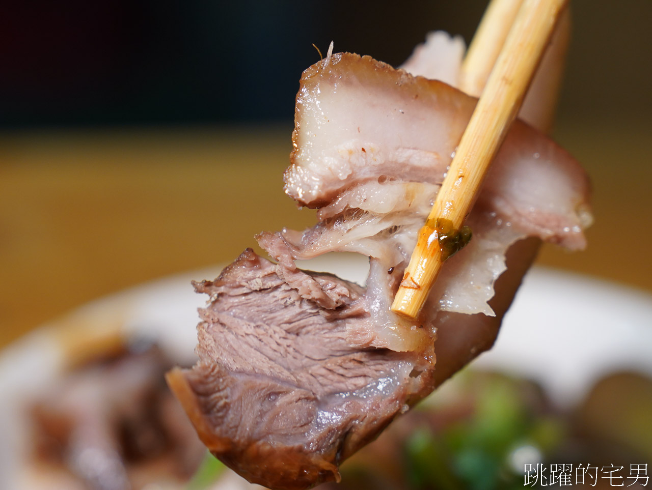 [花蓮美食]老古牛肉麵-千萬別點大碗! 稻田旁邊30年大份量牛肉麵多到吃不完，滷味超濃郁必吃，吉安美食