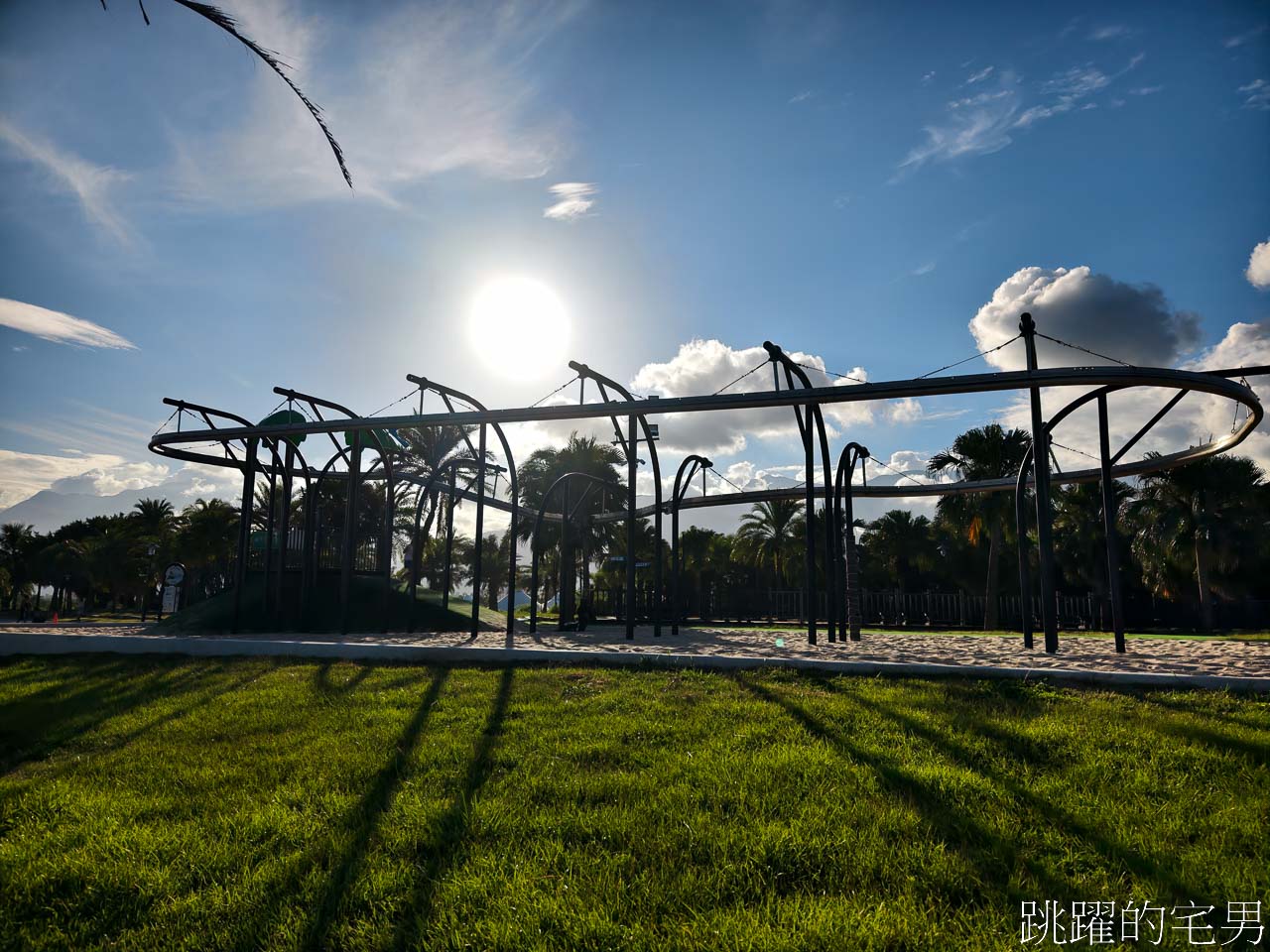 [花蓮親子景點]太平洋共融公園「花蓮最大軌道滑索遊具」晚上開燈給你玩! 怕曬太陽就來這裡了! 無障礙遊具，超大沙坑、大型攀爬遊具，太平洋公園南濱段、兩潭自行車道