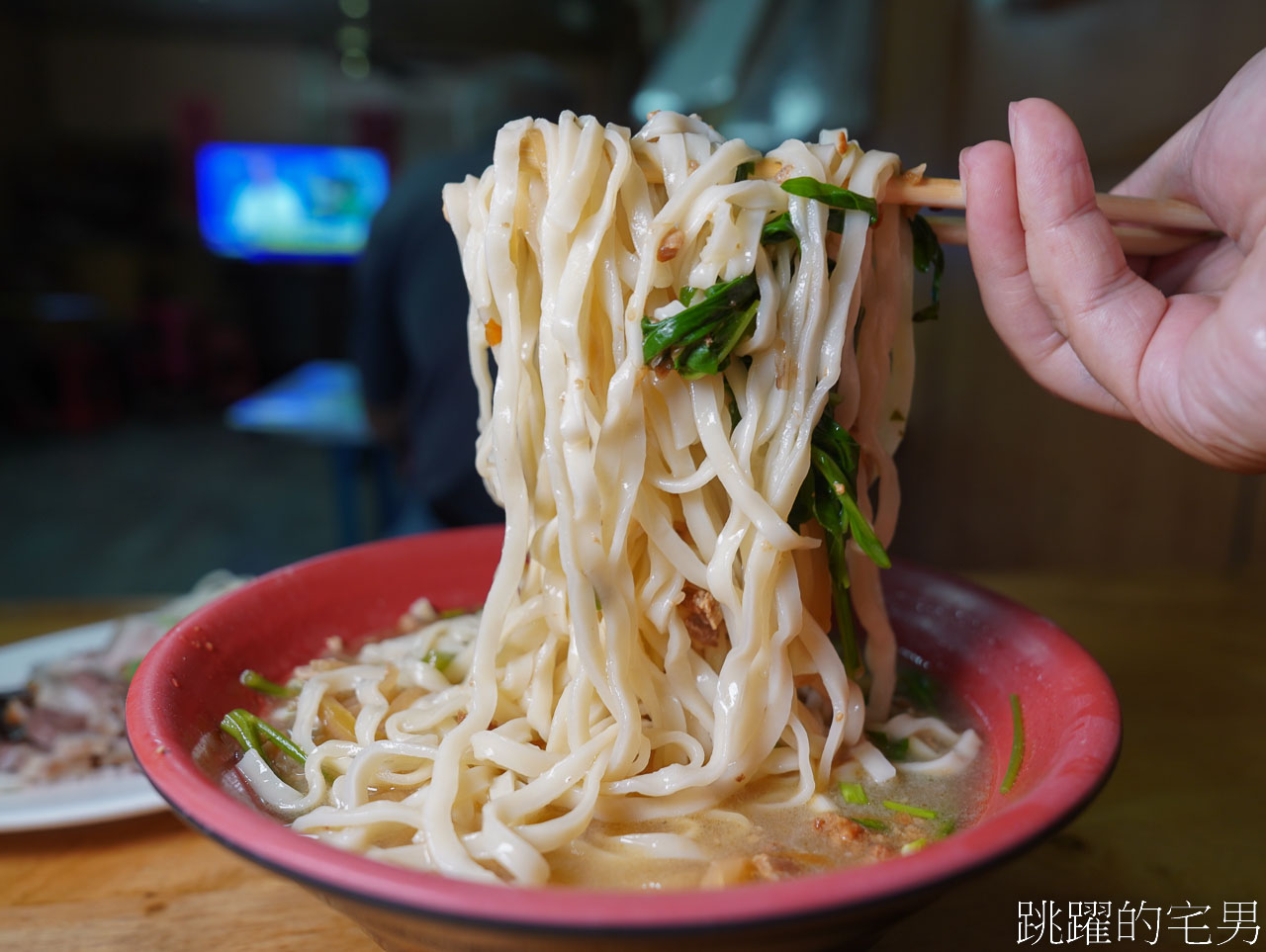 [花蓮美食]老古牛肉麵-千萬別點大碗! 稻田旁邊30年大份量牛肉麵多到吃不完，滷味超濃郁必吃，吉安美食