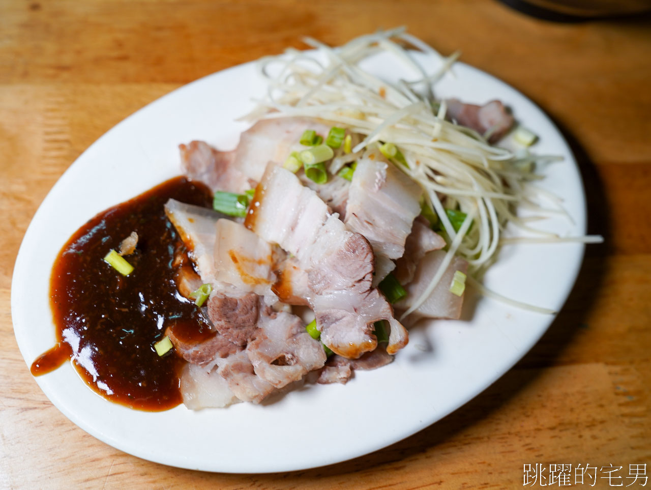 [花蓮美食]老古牛肉麵-千萬別點大碗! 稻田旁邊30年大份量牛肉麵多到吃不完，滷味超濃郁必吃，吉安美食