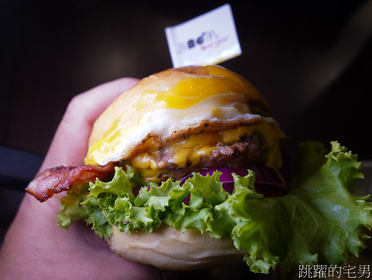 [花蓮美食]Boom burger-這家花蓮漢堡推薦，鮮嫩多汁還加了太陽蛋太迷人，脆口鹹香披薩也要點