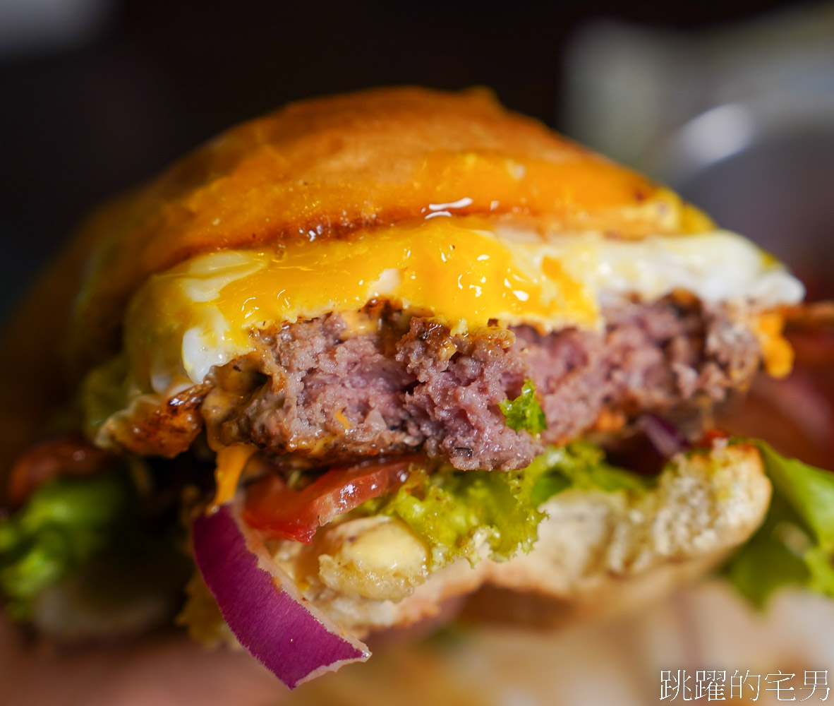 [花蓮美食]Boom burger-這家花蓮漢堡推薦，鮮嫩多汁還加了太陽蛋太迷人，脆口鹹香披薩也要點