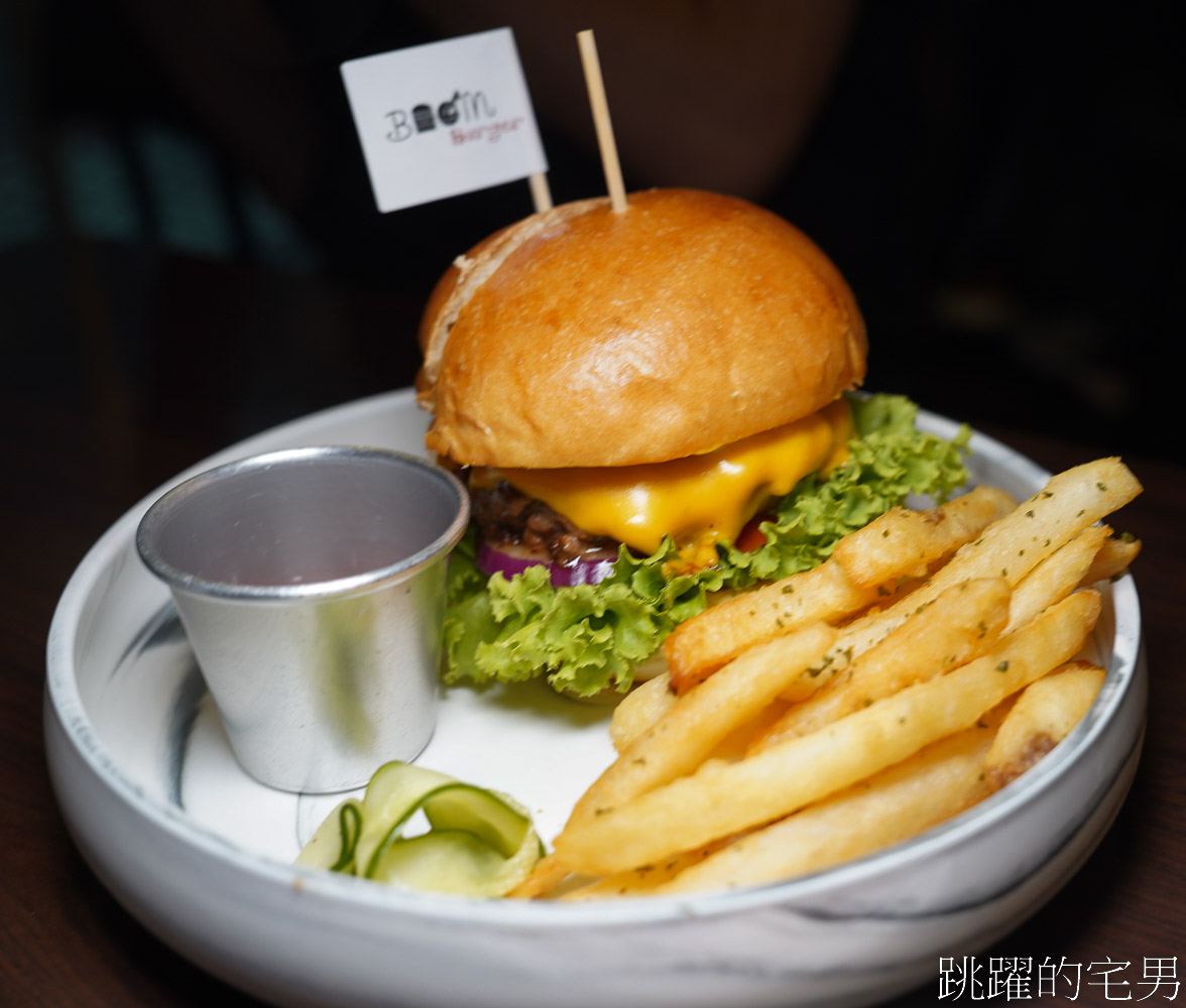 [花蓮美食]Boom burger-這家花蓮漢堡推薦，鮮嫩多汁還加了太陽蛋太迷人，脆口鹹香披薩也要點