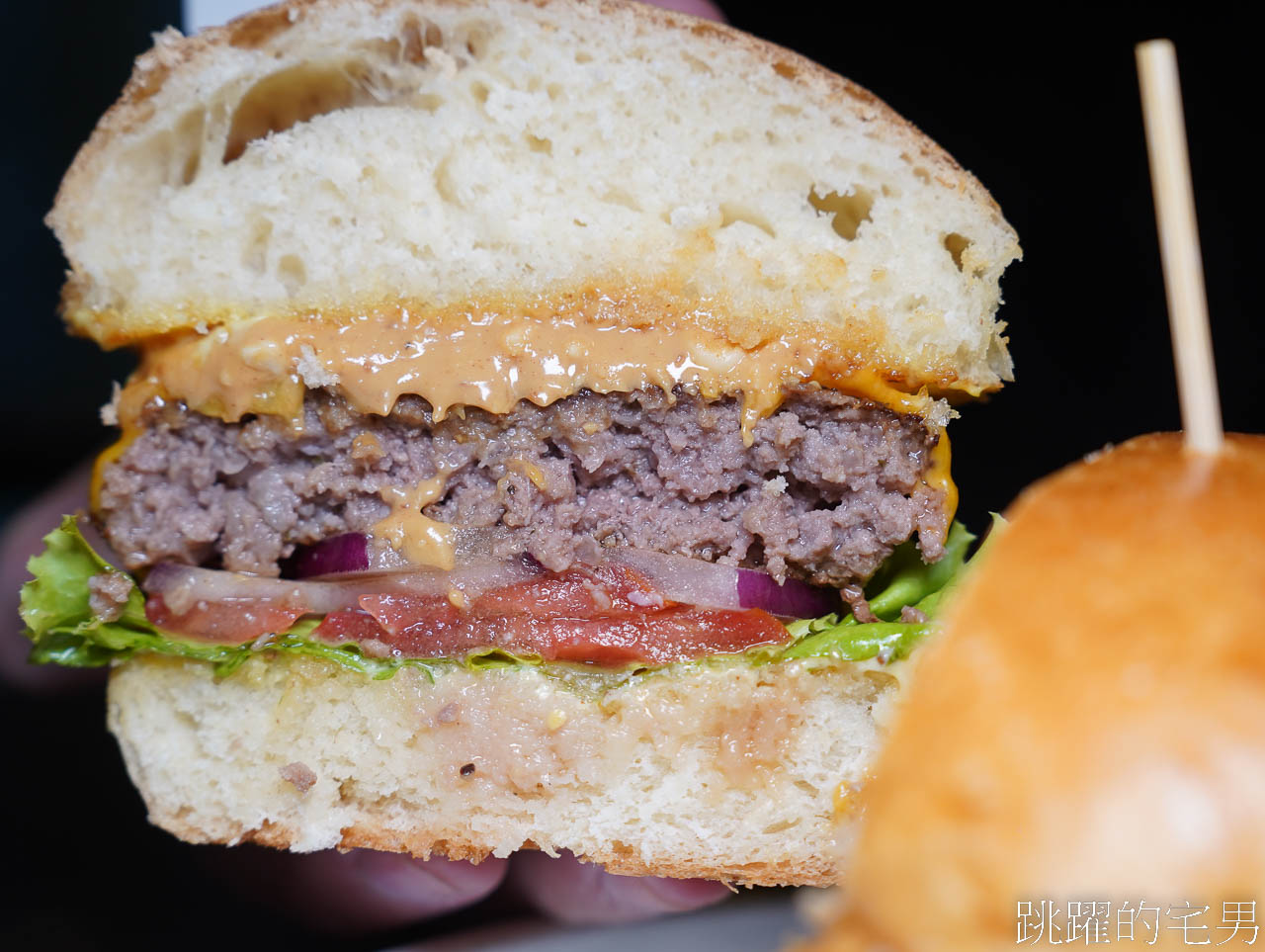 [花蓮美食]Boom burger-這家花蓮漢堡推薦，鮮嫩多汁還加了太陽蛋太迷人，脆口鹹香披薩也要點