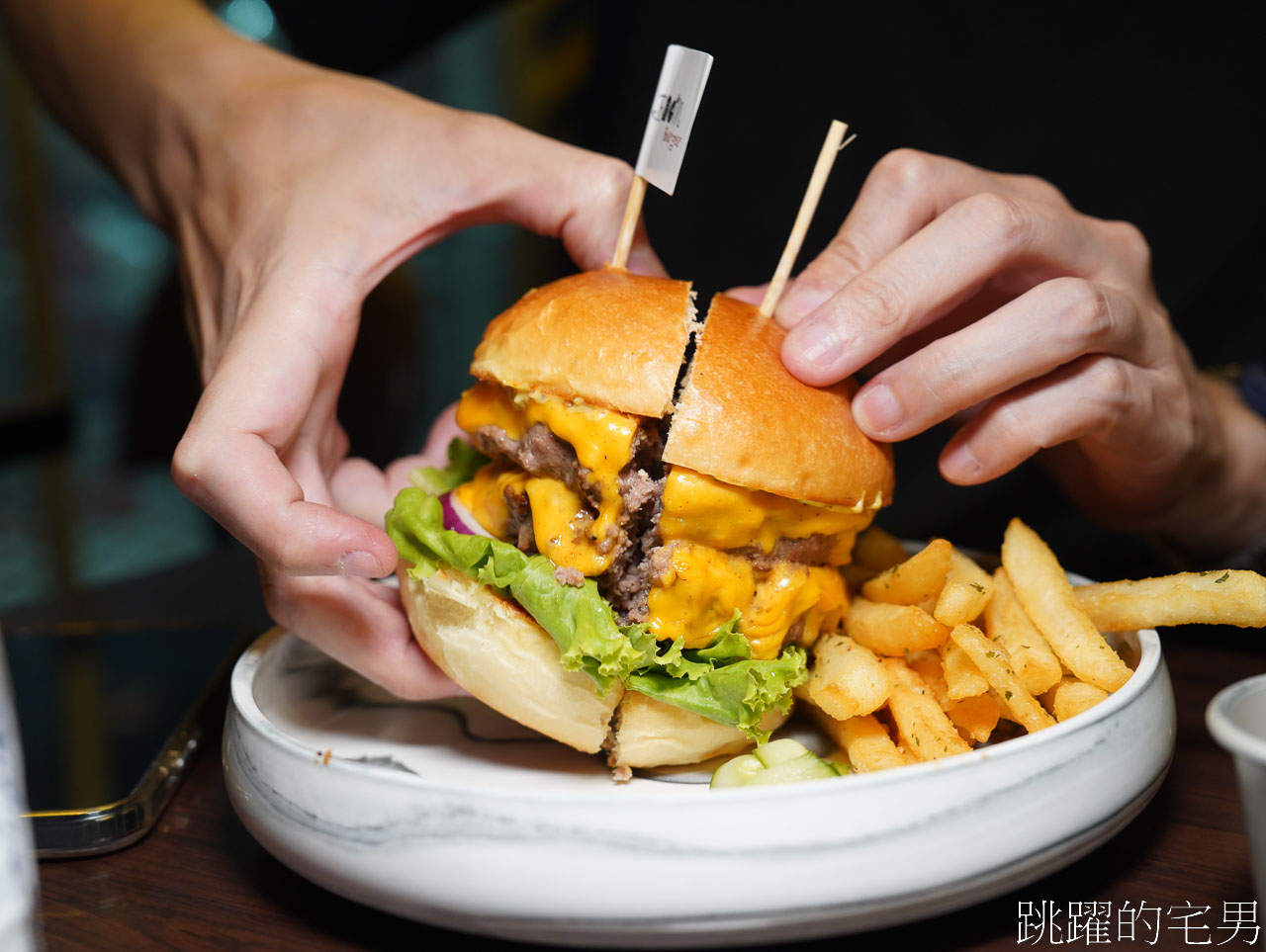 [花蓮美食]Boom burger-這家花蓮漢堡推薦，鮮嫩多汁還加了太陽蛋太迷人，脆口鹹香披薩也要點