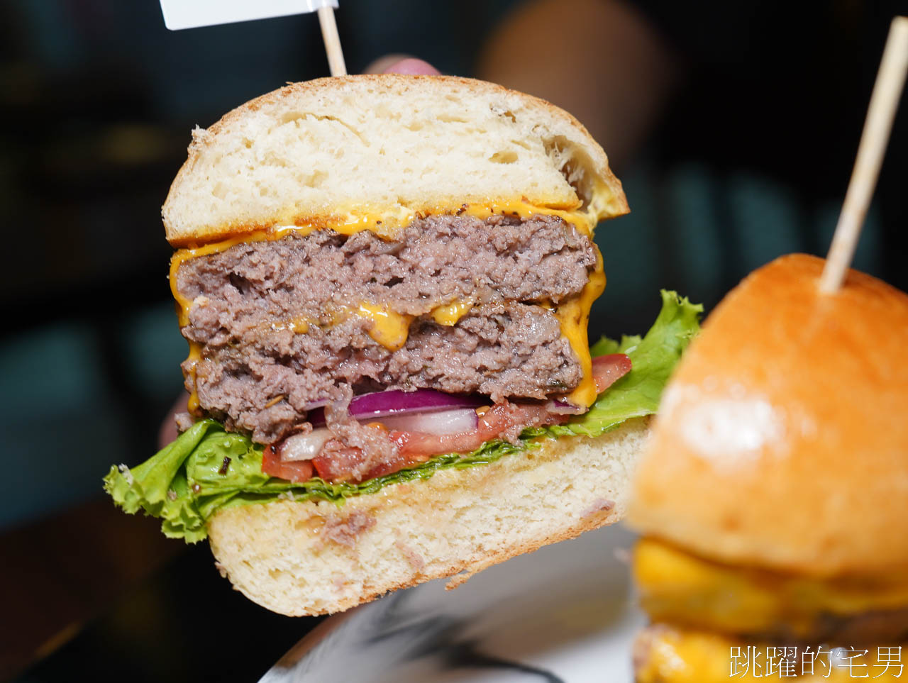 [花蓮美食]Boom burger-這家花蓮漢堡推薦，鮮嫩多汁還加了太陽蛋太迷人，脆口鹹香披薩也要點