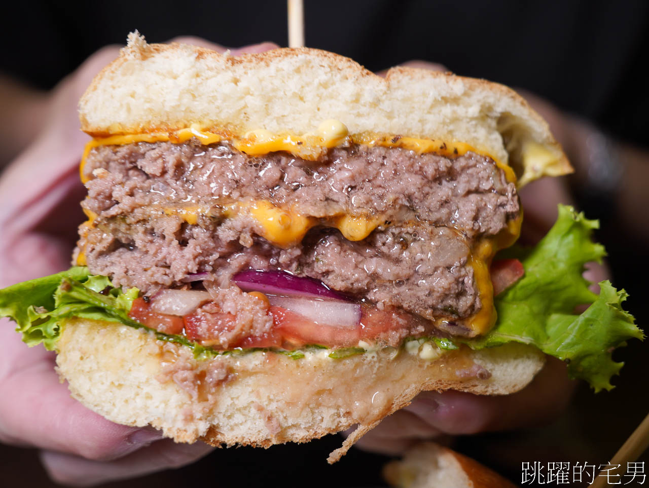 [花蓮美食]Boom burger-這家花蓮漢堡推薦，鮮嫩多汁還加了太陽蛋太迷人，脆口鹹香披薩也要點