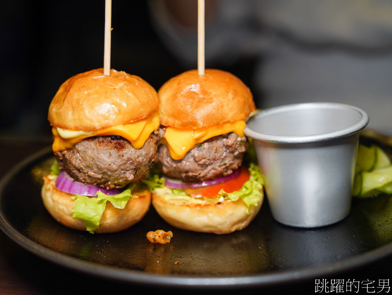 [花蓮美食]Boom burger-這家花蓮漢堡推薦，鮮嫩多汁還加了太陽蛋太迷人，脆口鹹香披薩也要點