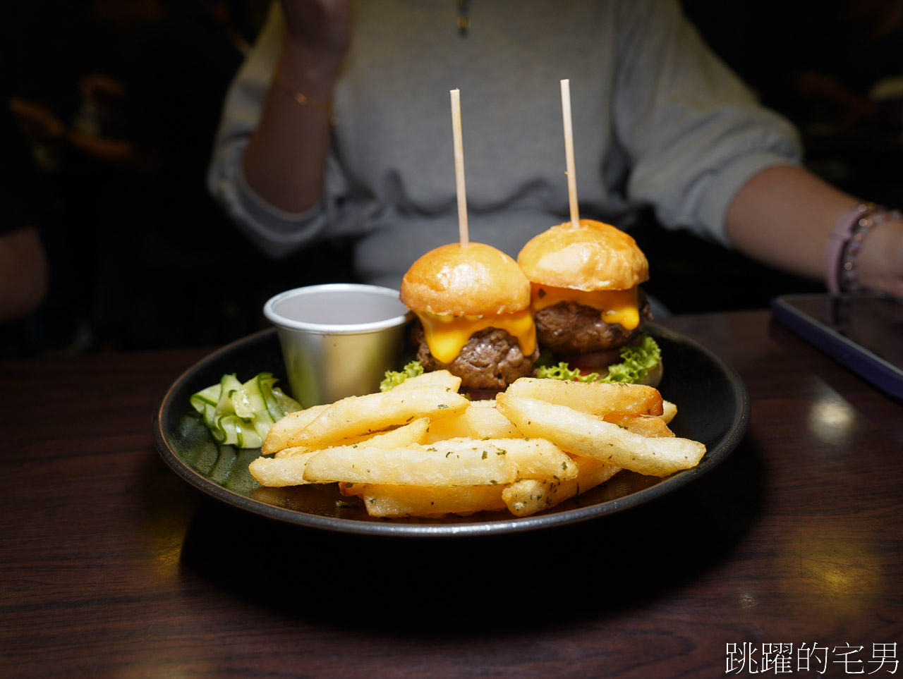 [花蓮美食]Boom burger-這家花蓮漢堡推薦，鮮嫩多汁還加了太陽蛋太迷人，脆口鹹香披薩也要點