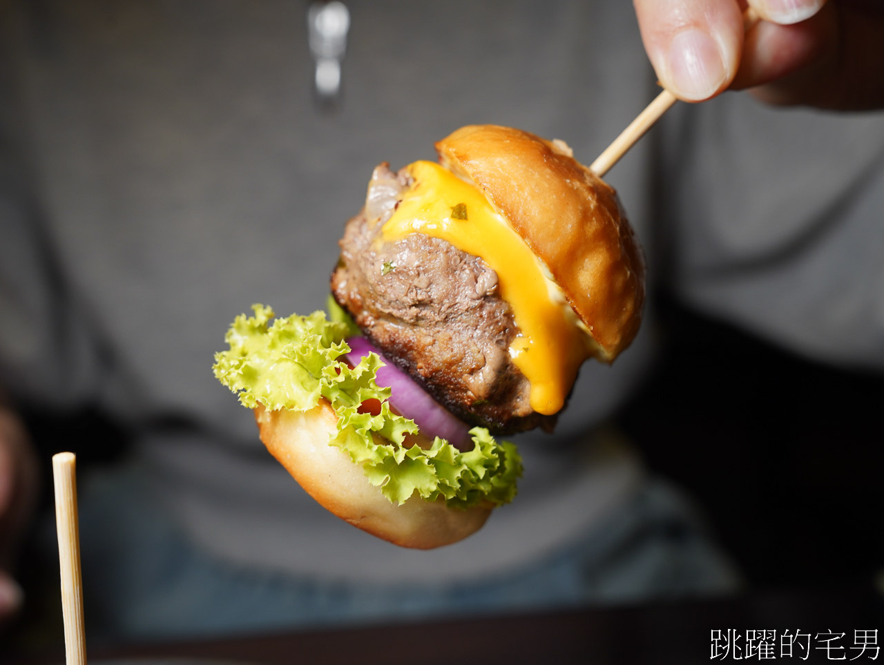 [花蓮美食]Boom burger-這家花蓮漢堡推薦，鮮嫩多汁還加了太陽蛋太迷人，脆口鹹香披薩也要點