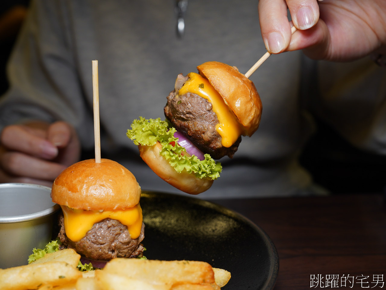 [花蓮美食]Boom burger-這家花蓮漢堡推薦，鮮嫩多汁還加了太陽蛋太迷人，脆口鹹香披薩也要點