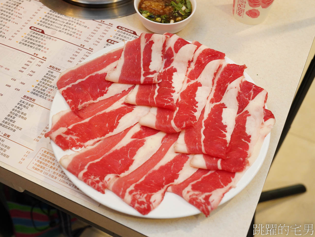 花蓮火鍋推薦「村上村屋涮涮鍋」好久沒喝到這麼好喝的湯底，新鮮海鮮還能自由配，這家花蓮美食推薦