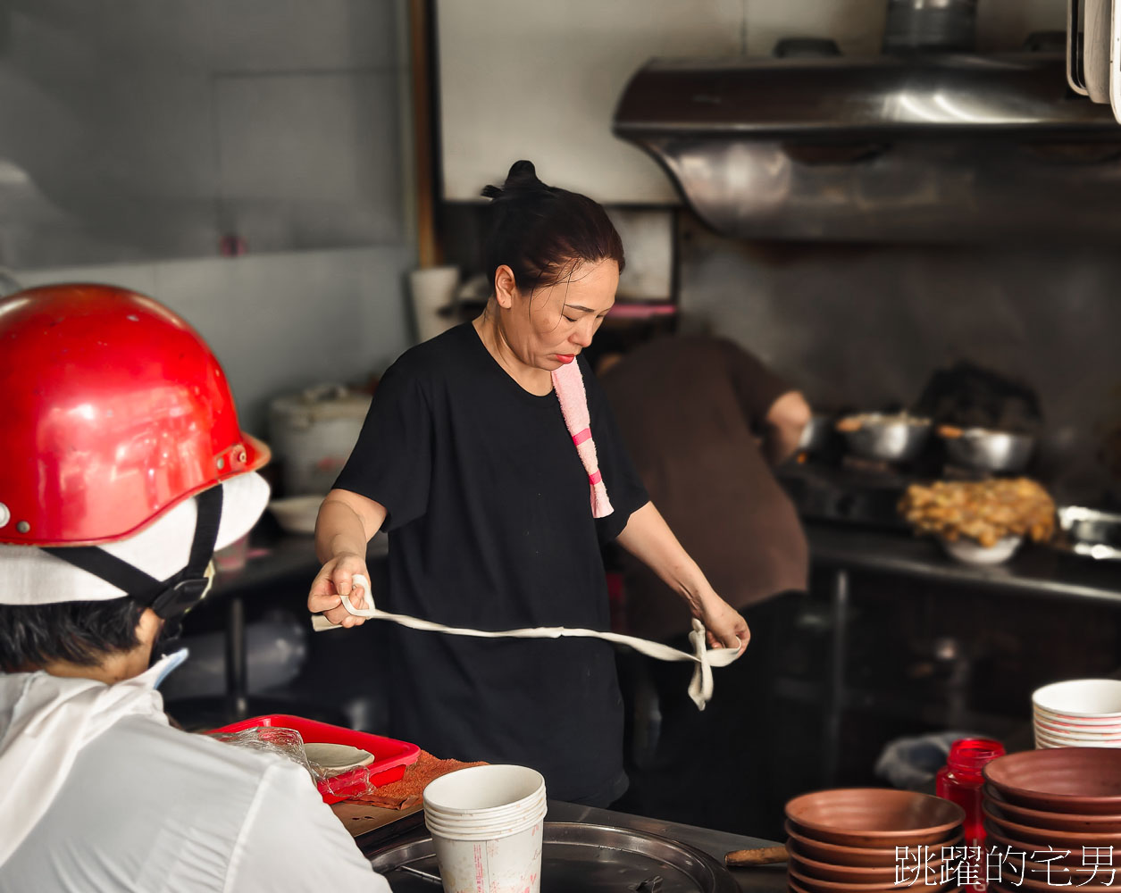 [花蓮美食]河南砂鍋手工扯麵（姐妹店）番茄蛋麵必吃，牛肉麵超實惠，直接拉開麵糰來煮麵?!  口感超有嚼勁!