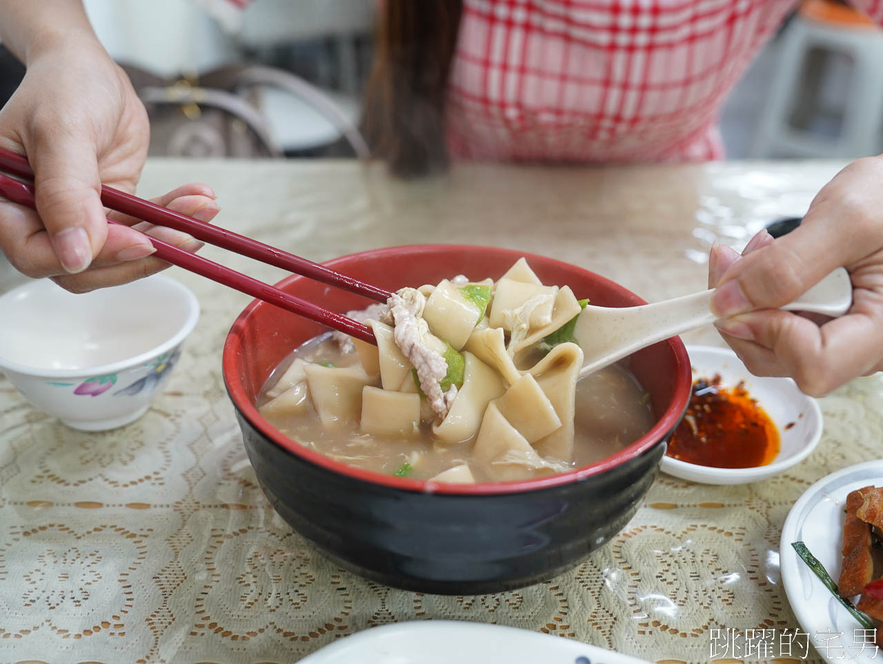 [花蓮美食]魯豫小喫民權店-好吃大滷麵居然還有鮮蝦、豬肝、魷魚，根本是投出古早味什錦麵變化球