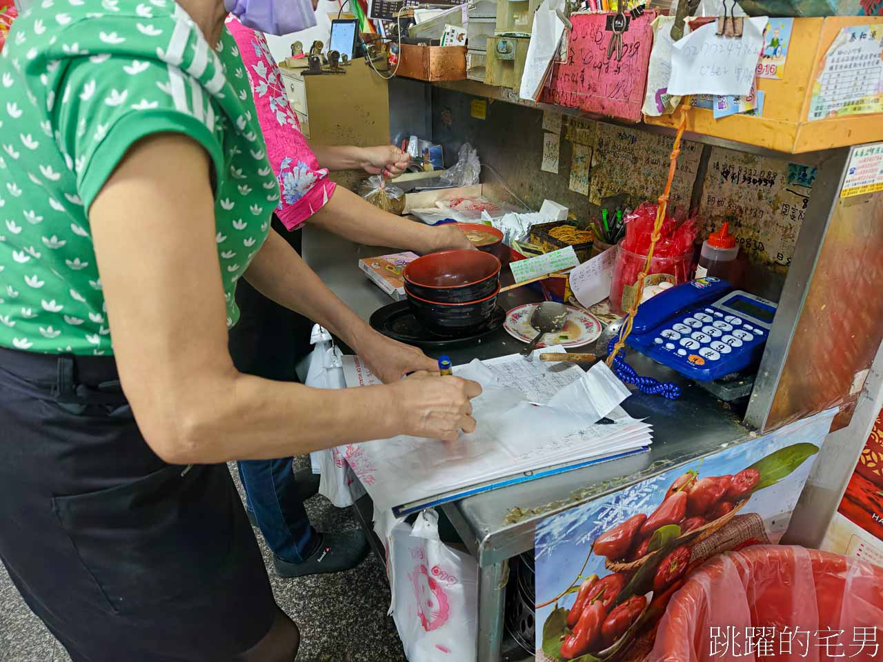 [花蓮美食]魯豫小喫民權店-好吃大滷麵居然還有鮮蝦、豬肝、魷魚，根本是投出古早味什錦麵變化球