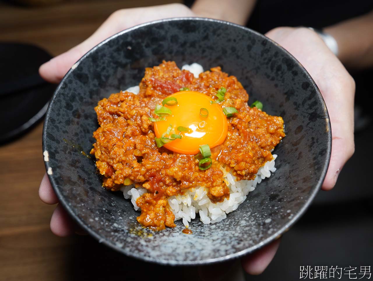 [花蓮居酒屋]上谷串燒-這家師傅烤功真的好，吃得到豬肉特殊部位，熱炒C/P質高，大螢幕挑高環境有包廂，家庭吃飯也很推