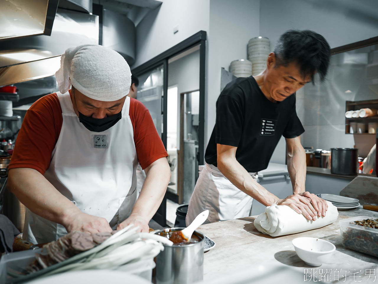 [捷運雙連站美食]川畝園麵食館搬新家-米其林推薦美食價格很實惠，必吃小魚捲餅，服務人員很親切，大同區美食推薦