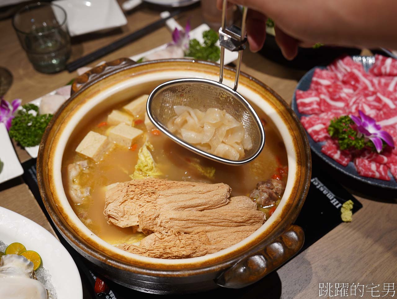 [捷運中山站美食]星曜雞湯-台北雞湯滋味濃醇，還能用黃金雞湯涮A5和牛跟干貝海鮮，吃雞湯火鍋也太爽了吧