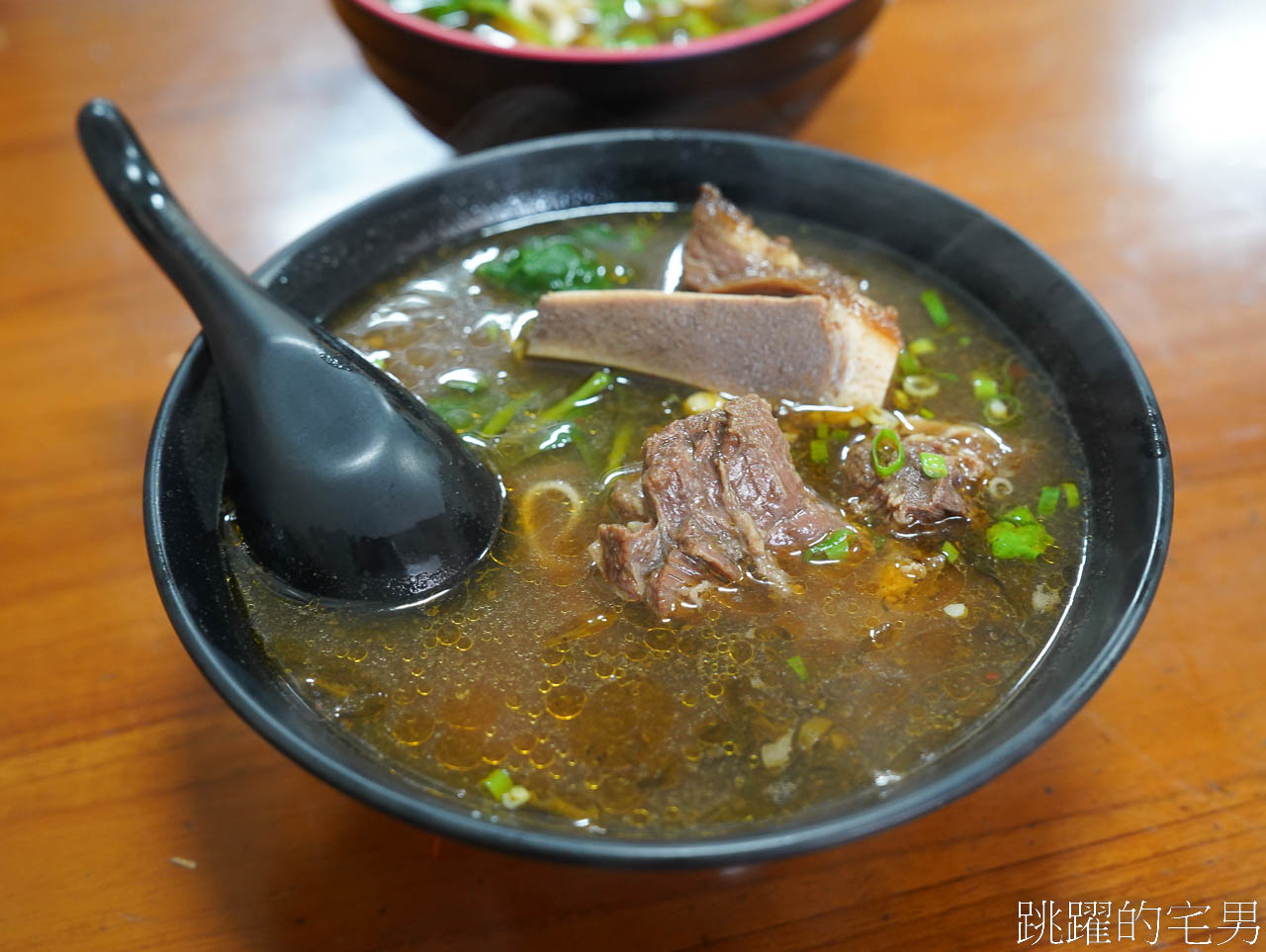 [花蓮美食]水哥牛肉麵-這家花蓮牛肉麵只要100元，牛骨牛肉麵120元，居然還能免費加麵加湯?  絕對是花蓮牛骨牛肉麵推薦