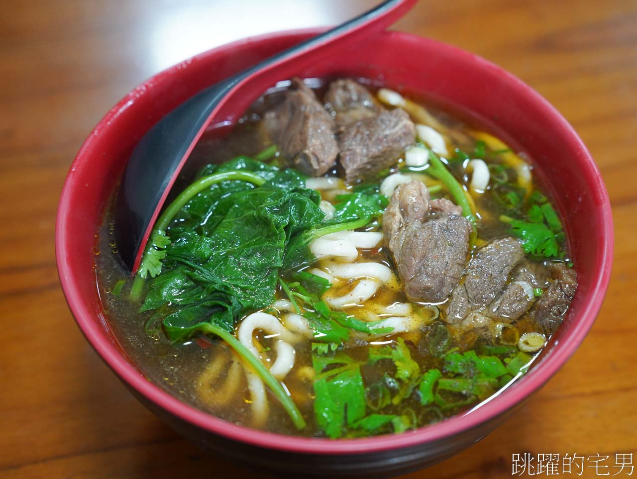 [花蓮美食]水哥牛肉麵-這家花蓮牛肉麵只要100元，牛骨牛肉麵120元，居然還能免費加麵加湯?  絕對是花蓮牛骨牛肉麵推薦