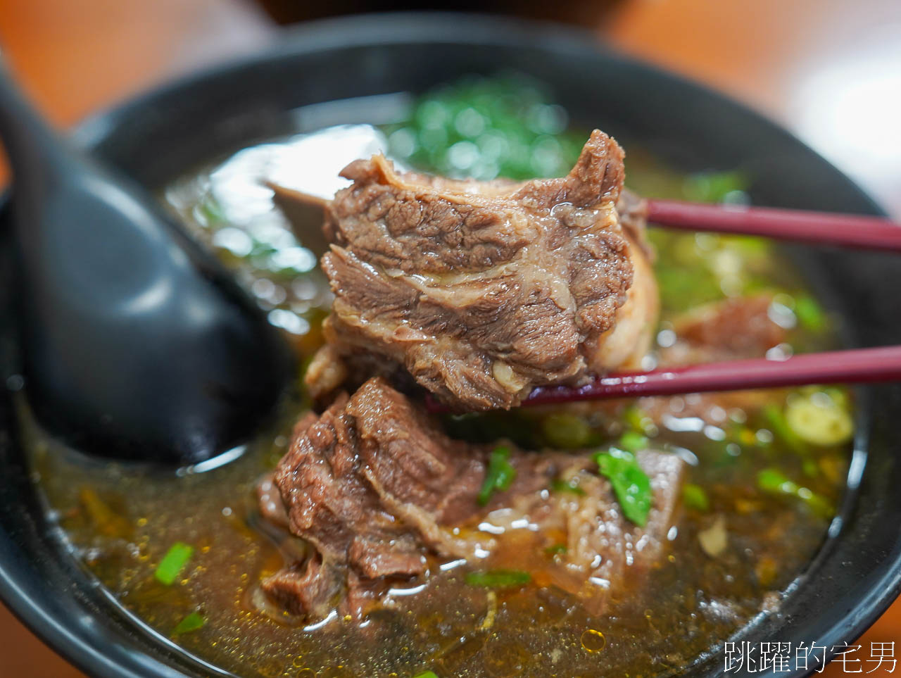 [花蓮美食]水哥牛肉麵-這家花蓮牛肉麵只要100元，牛骨牛肉麵120元，居然還能免費加麵加湯?  絕對是花蓮牛骨牛肉麵推薦