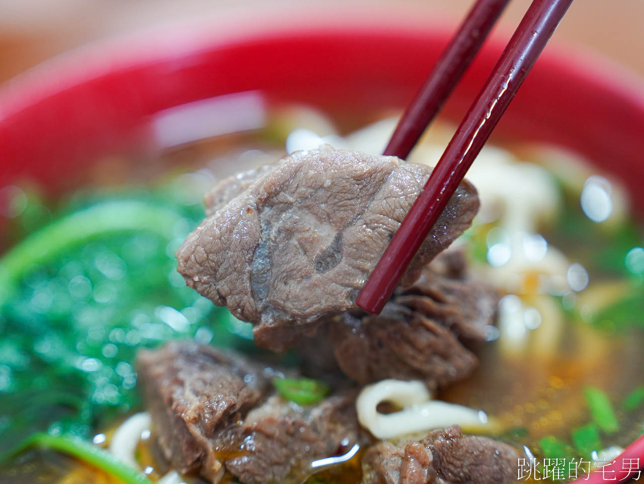 [花蓮美食]水哥牛肉麵-這家花蓮牛肉麵只要100元，牛骨牛肉麵120元，居然還能免費加麵加湯?  絕對是花蓮牛骨牛肉麵推薦