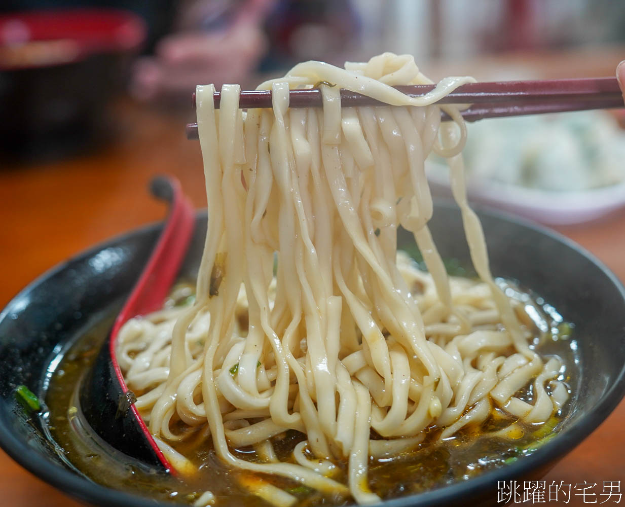 [花蓮美食]水哥牛肉麵-這家花蓮牛肉麵只要100元，牛骨牛肉麵120元，居然還能免費加麵加湯?  絕對是花蓮牛骨牛肉麵推薦