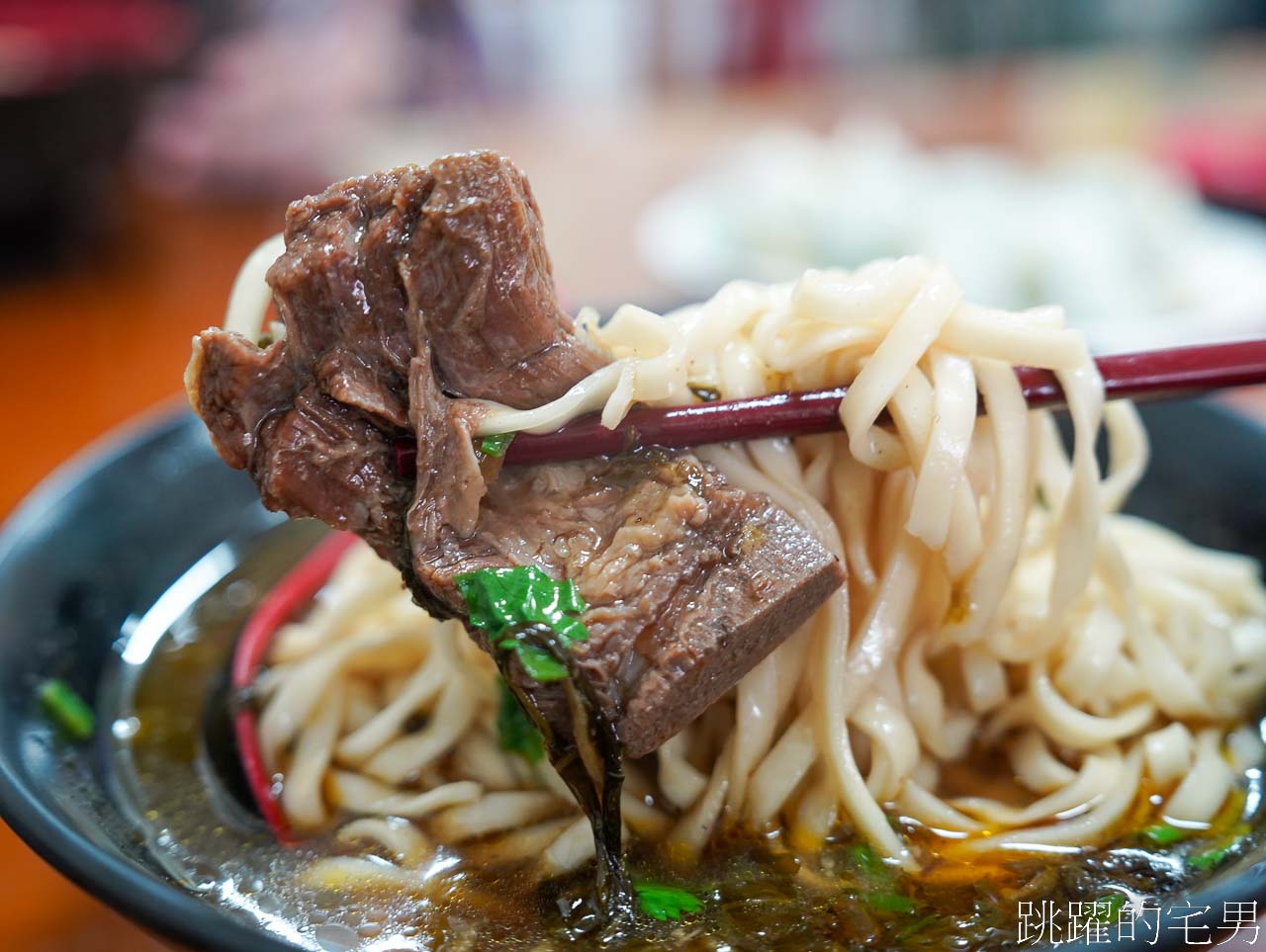 延伸閱讀：[花蓮美食]水哥牛肉麵-這家花蓮牛肉麵只要100元，牛骨牛肉麵120元，居然還能免費加麵加湯?  絕對是花蓮牛骨牛肉麵推薦